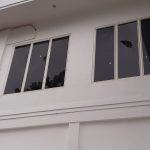 RUMDIS GUBERNUR DILEMPAR MASSA AKSI