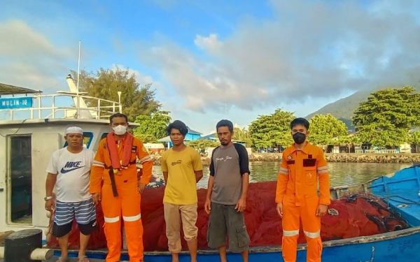 Basarnas Ternate Evakuasi Dua ABK Kapal Ikan Mulin 10 di Perairan Moti