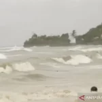 Waspada gelombang tinggi untuk wilayah pesisir