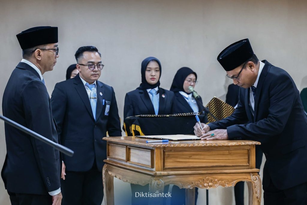 Prof. Abdullah Jabid Resmi Jabat Rektor Unkhair Ternate, Setelah Dilantik Mendiktisaintek