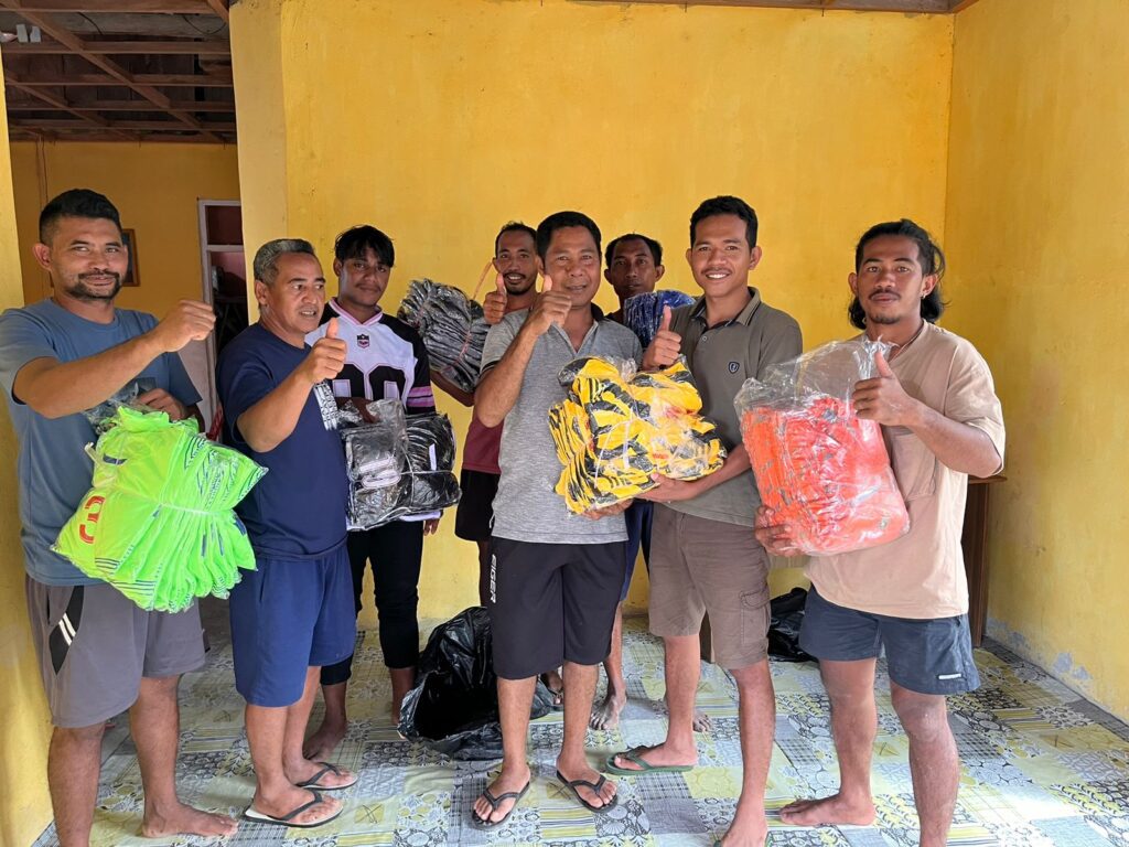 Komitmen Dalam Penguatan Sosial Masyarakat, PT KTS Menyalurkan Alat Olahraga Kepada Masyarakat Desa Bobo
