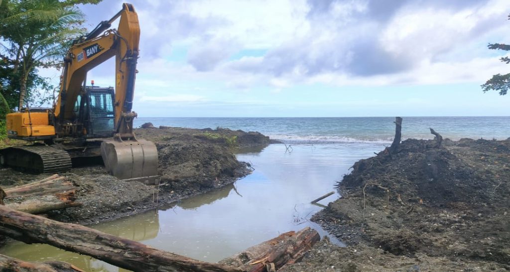 Menjawab Kebutuhan Masyarakat, PT KTS Terjunkan Alat Berat Bangun Jembatan dan Saluran Air di Desa Fluk